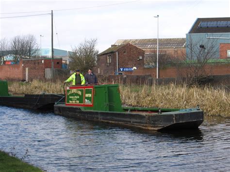 Oldbury Narrow Boat Near Albion Bridge Dave Bevis Cc By Sa 2 0