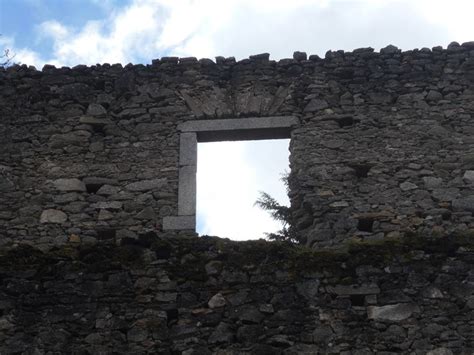 Hinojosa de San Vicente Monasterio del Piélago Hueco en fachada San