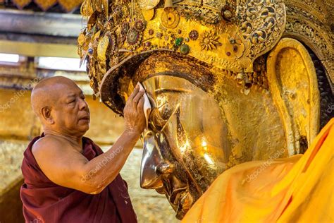 El Ritual Del Lavado Diario De La Cara Mahamuni Buddha 2023