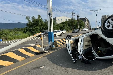 快新聞／出遊太累肇事！新北淡水下午發生自撞翻車車禍 交通一度回堵壅塞 民視運動網