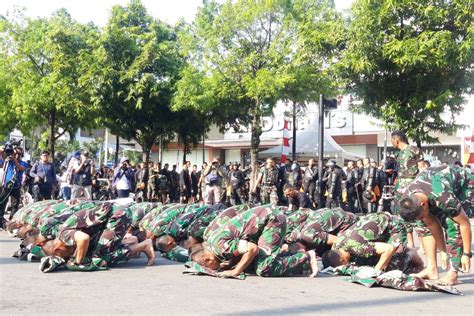 Bukan Cuma Massa Aksi Yang Shalat Depan Bawaslu Ri Aparat Juga