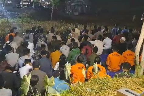 Foto Doa Bersama Digelar Di Lokasi Penambang Emas Terjebak Di