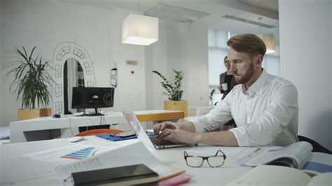 Un Homme Seul Travaillant Dans Le Bureau Banque De Vidéos Vidéo du