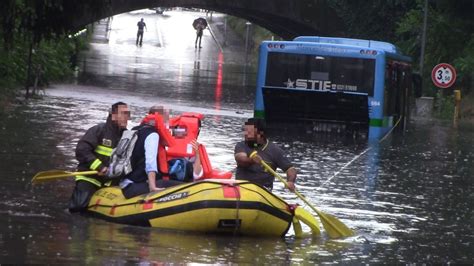 PULLMAN IN ACQUA ARRIVO SOCCORSO NAUTICO VVF VARESE APS VVF SARONNO CRI