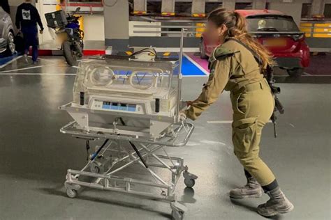 L Esercito Israeliano Trasferisce Incubatrici Nell Ospedale Al Shifa Di