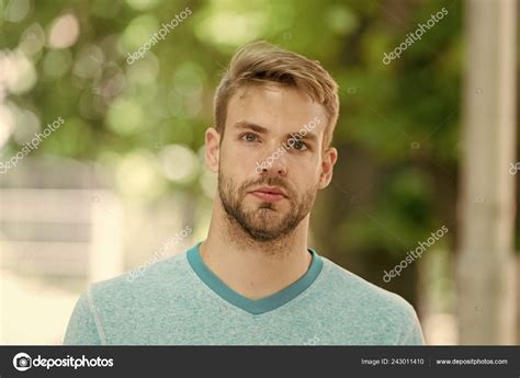 Homme Avec Soies Sur Le Visage Calme Fond De Nature D Concentr