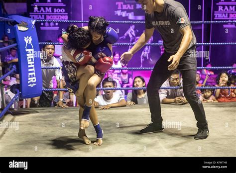 Asian Female Muay Thai Boxer Fotos Und Bildmaterial In Hoher