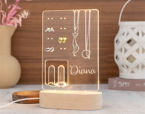 Porte bijoux lampe en méthacrylate personnalisé avec base en bois