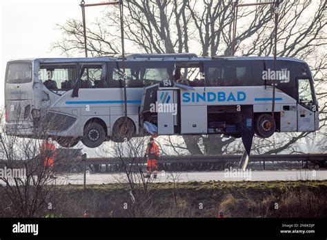 10 février 2023 Saxe Anhalt Hohe Börde Une grue soulève un car