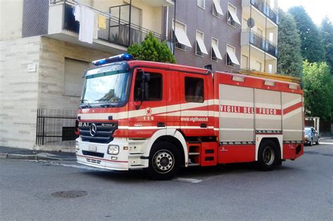 Lasciano La Padella Sul Fornello Incendio In Un Condominio