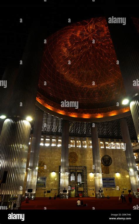 Interior Del Istiqlal Mezquita Masjid Istiqlal O La Mezquita M S