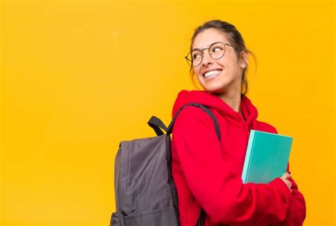 Jovem Estudante Bonita Sorrindo Alegremente Sentindo Se Feliz