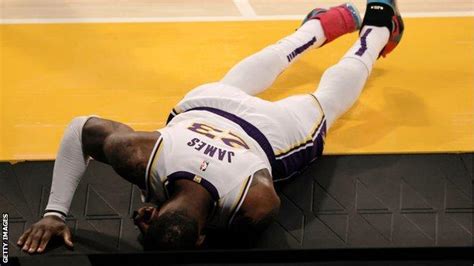 Lebron James Los Angeles Lakers Star Injures Ankle In Defeat By