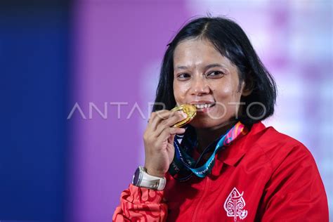 MEDALI EMAS ANGKAT BERAT 41 KG WANITA APG 2022 ANTARA Foto