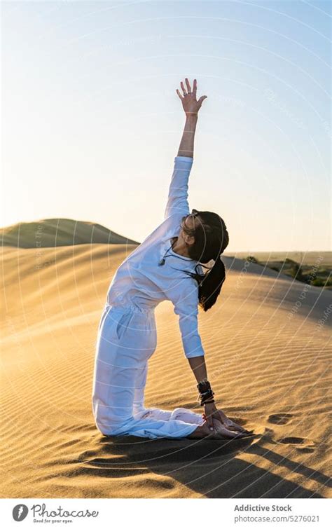 Junge Frau Meditiert In Halbmond Lunge Pose In Der W Ste Ein