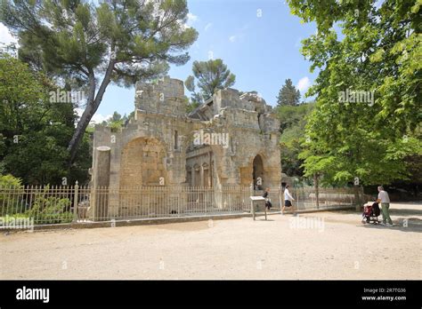 Ancient Roman Temple De Diana Temple Of Diana Jardins De La Fontaine
