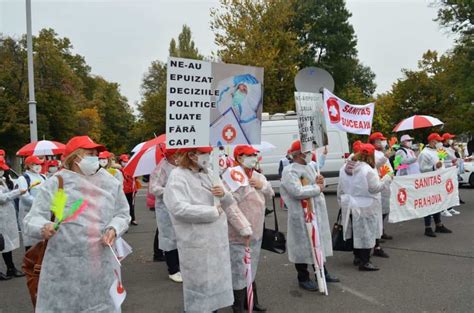 Protest la ceas aniversar angajații din Sănătate amenință cu greva