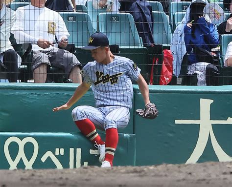 【甲子園】上田西・片平結絆が好プレー カメラマン席のへりにつまずきながらファウルボール捕球 高校野球夏の甲子園写真ニュース 日刊スポーツ