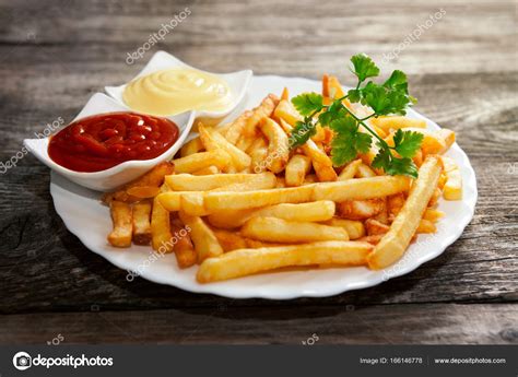 Patatine Fritte Con Salsa Di Pomodoro Maionese E Prezzemolo Foto