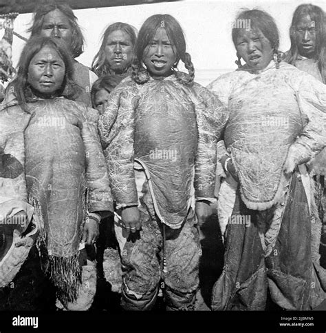 Group Of Inuit Black And White Stock Photos And Images Alamy