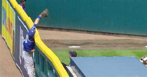 Royals’ Alex Gordon robbed the Tigers of a home run with this catch - SBNation.com