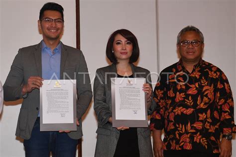 Pakta Integritas Panelis Dan Moderator Debat Antara Foto