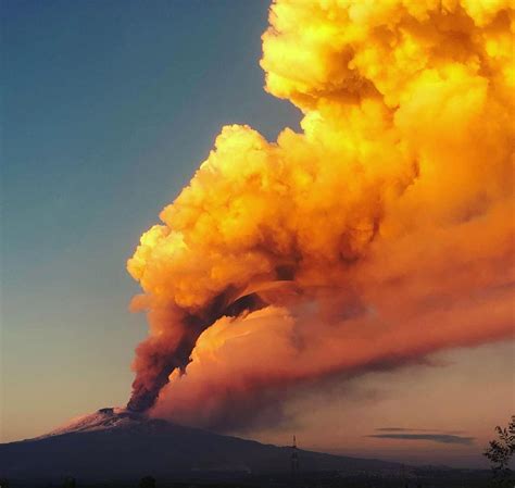 Eruzione Etna Catania Ricoperta Di Cenere Lavica Limitare Gli