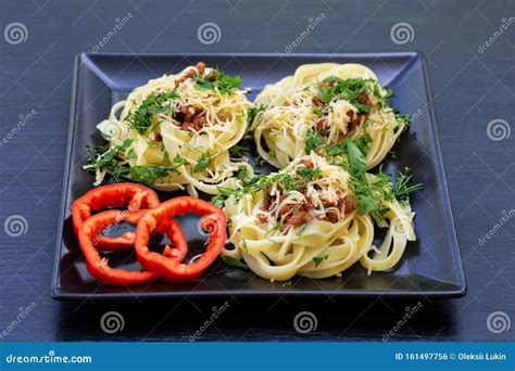 Spaghetti Met Geraspt Vlees En Peper Van Rode Klokjes Op Zwarte Plaat