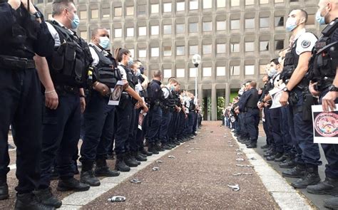 Seine Saint Denis 200 Policiers En Colère Jettent Leurs Menottes à