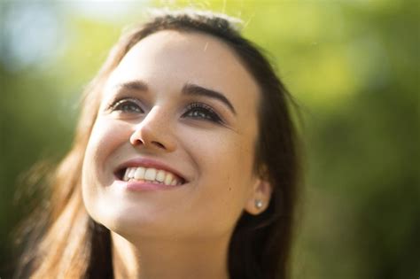 Portrait Dune Jeune Femme Séduisante Qui Brille De Bonheur Souriant Et