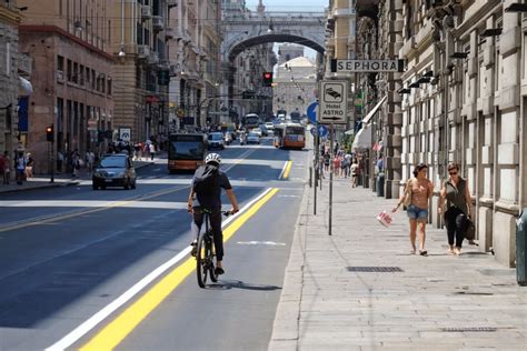 Via Xx Settembre Nasce Sotto Il Sole La Pista Ciclabile La Repubblica