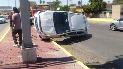 Conductor pierde el control y vuelca en el Miguel Alemán Gómez Palacio