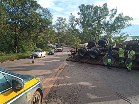 Caminh O Madeiras Tomba E Interdita Rodovia Br Em Itabirito