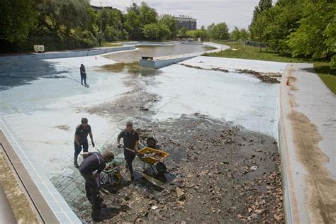 Comença la neteja de la piscina de Vallparadís