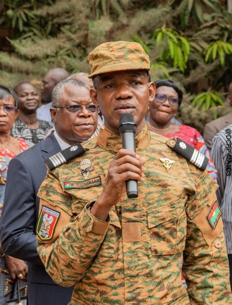 Traditionnelle Montée Des Couleurs Au Matds Le Colonel Boukaré