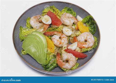 Ensalada De Aguacate Saludable Con Gambas Pochadas Huevos De Codorniz Y