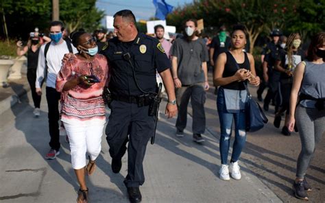 This is what happens when police respond to protesters with compassion ...