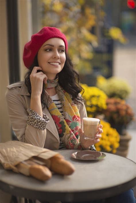 Mooie Brunette Met Franse Baguettes Stock Afbeelding Afbeelding Bestaande Uit Architectuur