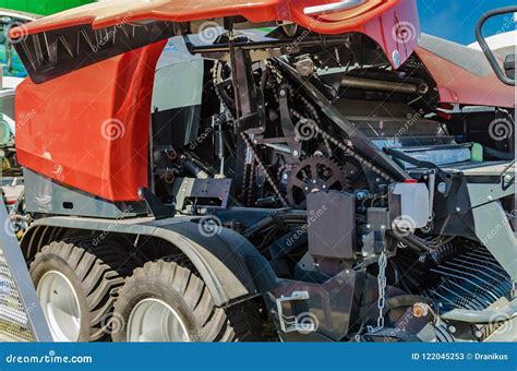 Tractor Moderno Para La Agricultura En La Granja Con Un Motor Potente