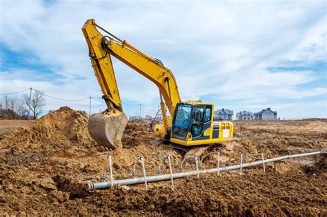 Excavadora Excavar Las Trincheras En Una Obra De Construcción