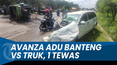 Hancur Parah Toyota Avanza Adu Banteng Dengan Truk Tangki Di