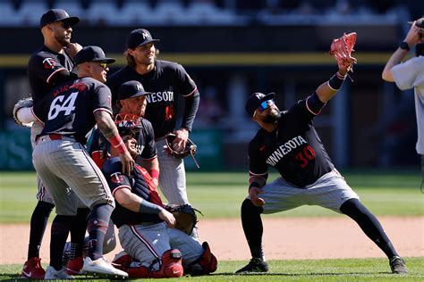 Twins score 8 runs after the fifth inning to beat White Sox, extend win
