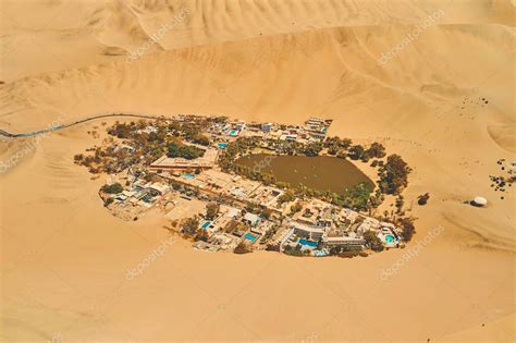 El Oasis De Huacachina Es Un Oasis Natural En Medio Del Desierto Que