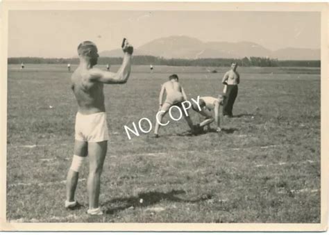 FOTO WK 2 Soldati Wehrmacht Halbnackt Nudo Sport Polonia Polska A1 78