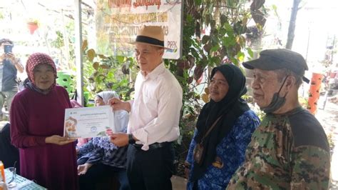 Kepala Dkpp Kota Bandung Menyerahkan Hadiah Ke Buruan Sae Kebon