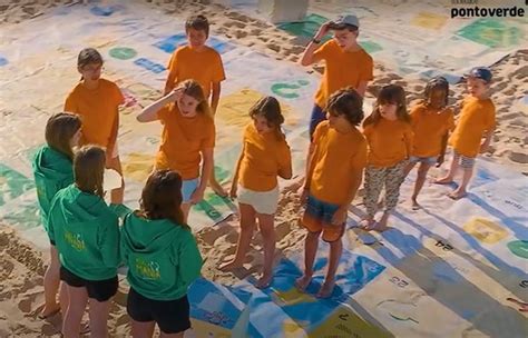 Jogo de tabuleiro gigante invade praias da região para ensinar a