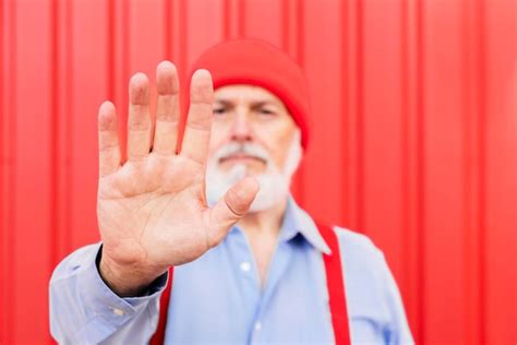 Imagen De Primer Plano De Un Anciano Con La Mano Extendida Y Mostrando