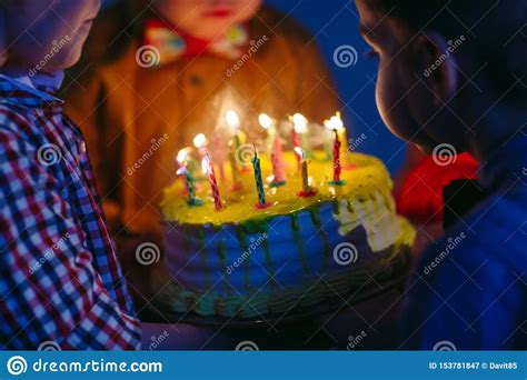 Anniversaire Du S D Enfants Enfants Pr S D Un G Teau D Anniversaire