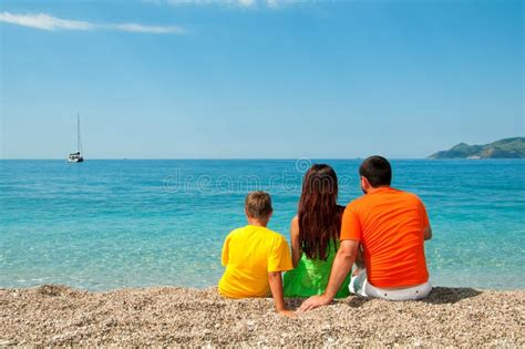 Glückliche Familie Mutter Vati Und Sohn Auf Dem Strand Sitzen