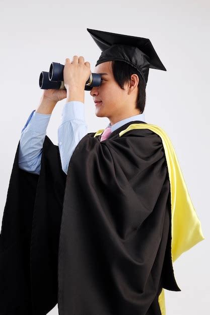 Vista Lateral De Un Joven Sonriente En Vestido De Graduaci N Usando